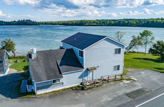 OCEANFRONT - Taunton Bay Escape with 2 Apts & Cottage - sleeps up to 13 people!