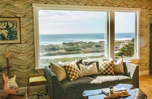 Oceanfront & top-floor, 2-bedroom apartment in San Francisco