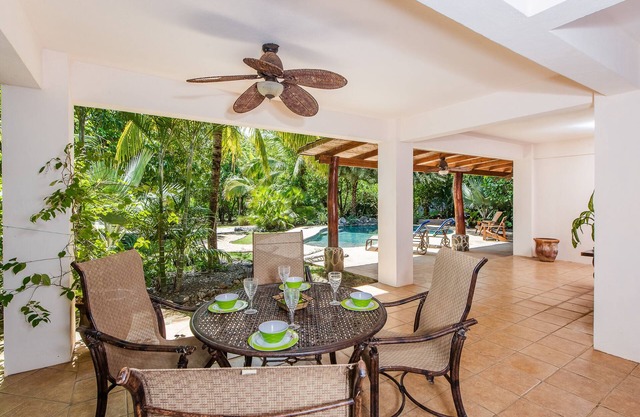 Oceanfront Tropical Paradise mit tollen Pool!