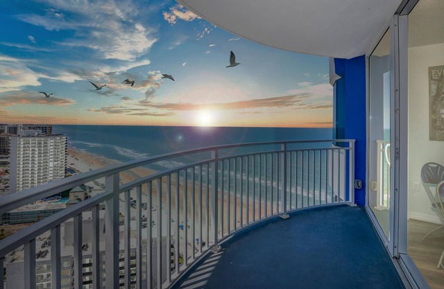 Oceanfront with Private Beach Access Pool,Spa-26flr Panoramic River&Ocean views!