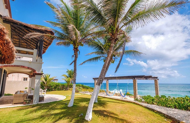 Oceanfront vacation villa with amazing views, AC, and WiFi!