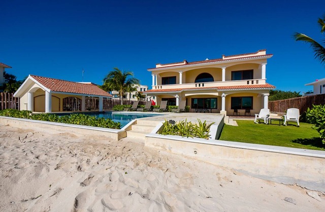 Luxus-Villa am Meer, Infinity-Pool am Meer mit Poolbar und WLAN