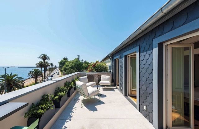 Oceanfront Villa, Near Porto Historical Centre