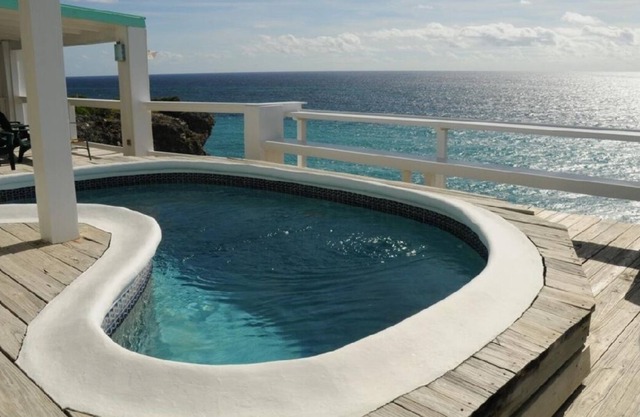 Villa am Meer auf einer Klippe mit spektakulärem Blick