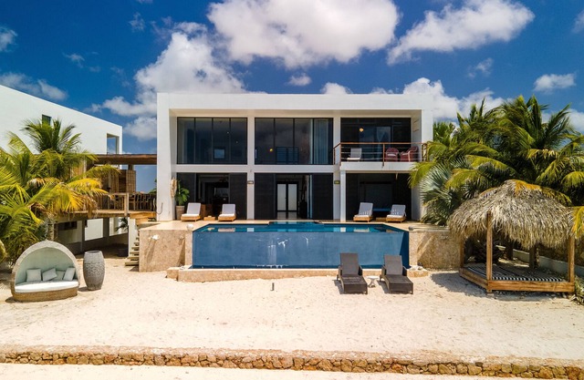 Geräumige Villa am Meer, Privatstrand, Infinity-Pool & Hot Tub draußen, Wireless-LAN
