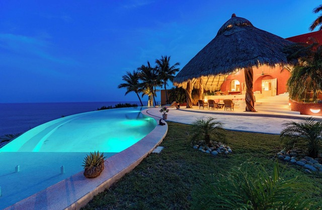 Oceanfront W/ Beach Access in Gated Neighbourhood