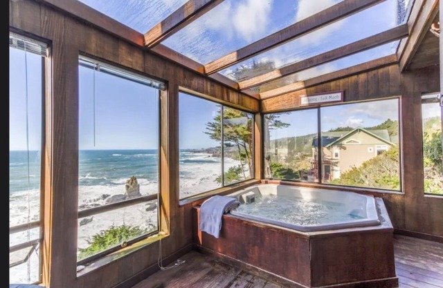 Oceanfront w/ sweeping views, decks, hot tub and dog friendly!Gualala/ Sea Ranch