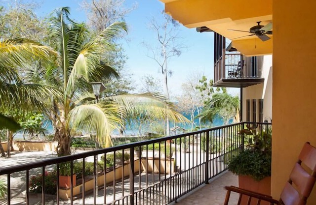3 Schlafzimmer Ocean Front Home befindet sich in Las Catalinas Beach Town