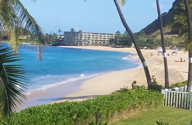 Ozean Bungalow am wunderschönen Strand von Makaha. Tolles Surfen und Schnorcheln