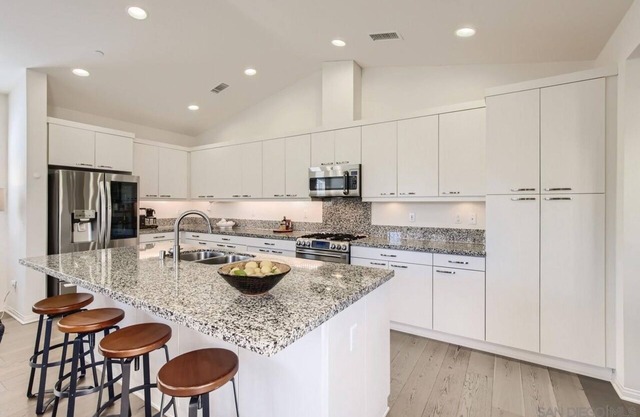 Oceanside, CA new townhouse, pool, jacuzzi, workout area
