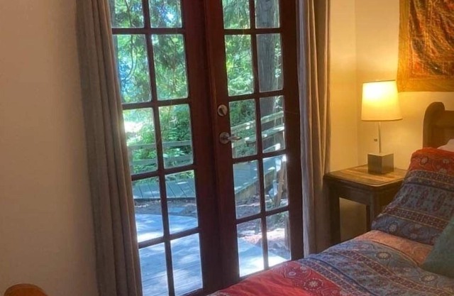 Oceanside Cottage in den Bäumen - atemberaubend privat, doch so zentral!