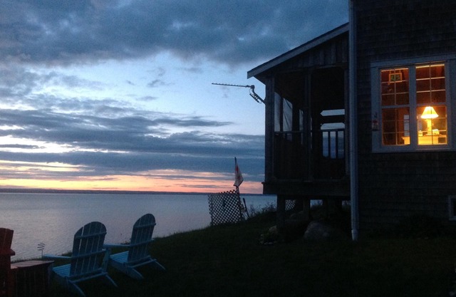 Oceanside Cottage - sleep with your feet touching the ocean in your King bed