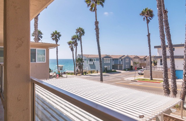 Oceanside Family-Friendly Condo with Beach Access, WiFi & Courtyard with Grills