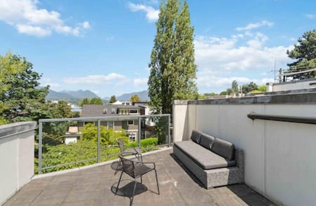 Oceanside oasis + mountain view w/private rooftop