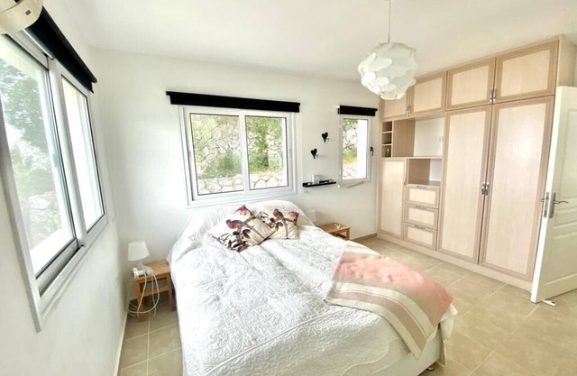 Oceanside Seaview Garden Home - Prime Spot with Top Seaviews