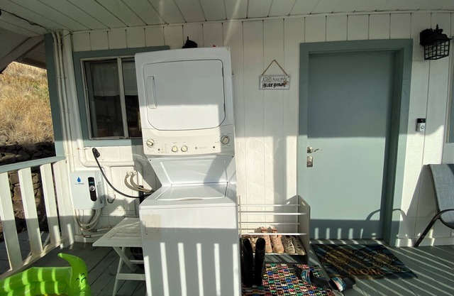 Oceanview 1-bedroom house with WiFi and AC in Waianae Foot Hills for long stays.