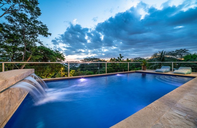 Atemberaubende neu renovierte Luxus-Villa mit Meerblick