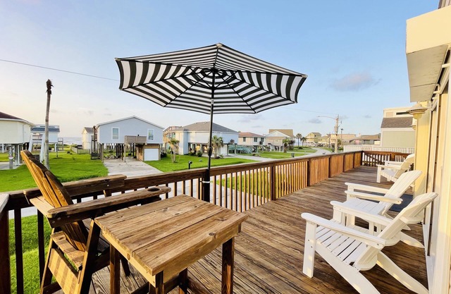 Oceanview Beach House - steps from the beach, really close to Galveston. TipSea!
