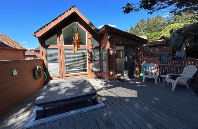 Oceanview Cabin 18 with Private Jacuzzi and Deck w/Seating (Private Beach Owned by White Rock Resort)