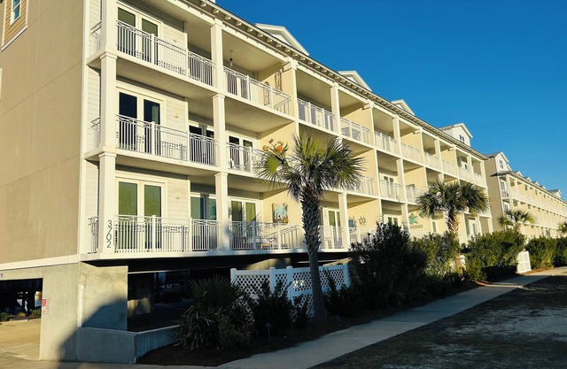 OceanView Condo with Pool and Hot Tub