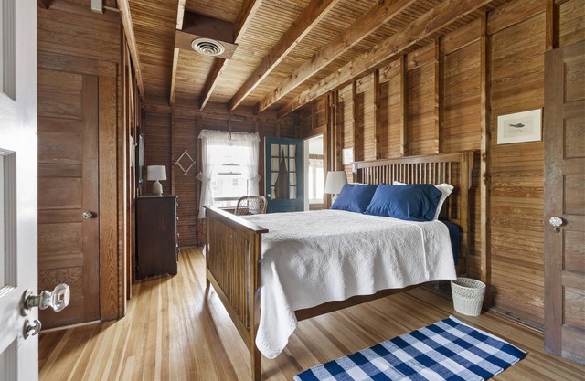 Oceanview Cottage by East Wharf Beach Madison CT