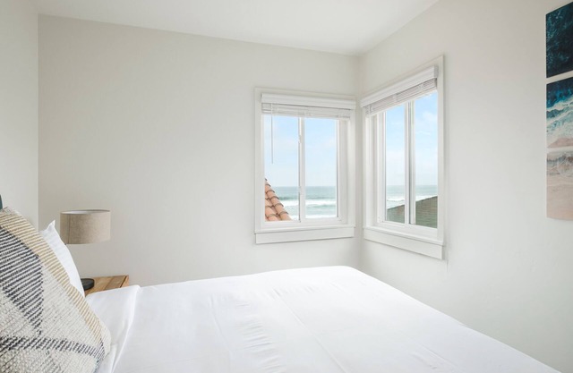 Oceanview Cottage Steps From the Sand (105)