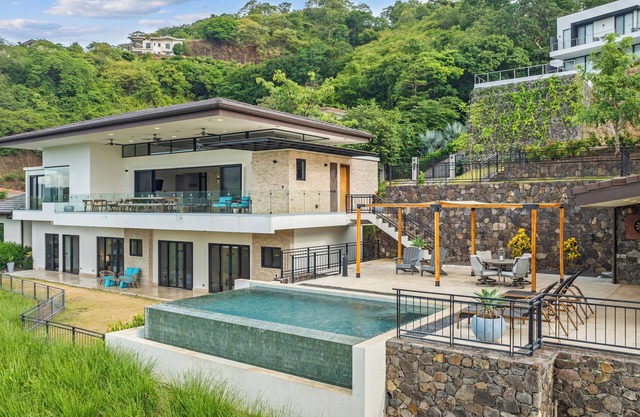 Oceanview Getaway: Expansive Villa + Club Access