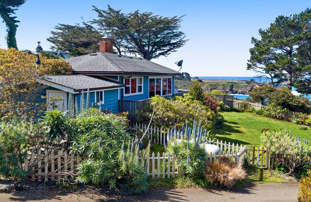 Oceanview Home sowie Guest Cottage w / Vorder- und Rückseite Decks und einen geschlossenen Hof