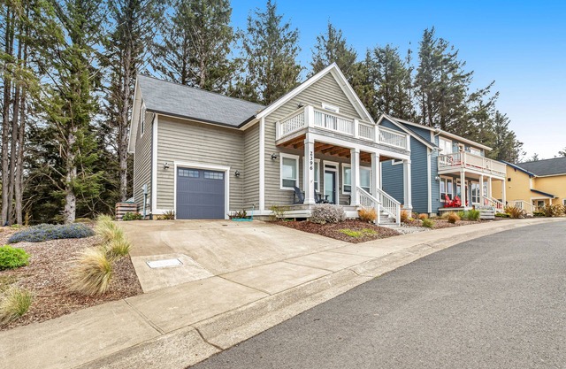Oceanview home with WiFi, washer/dryer, gas fireplace, balcony