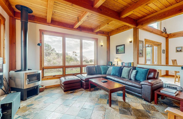 Oceanview Haus w / 2 Decks, zu Fuß zum Bluff Trail & Pool, mehr! Hunde OK!