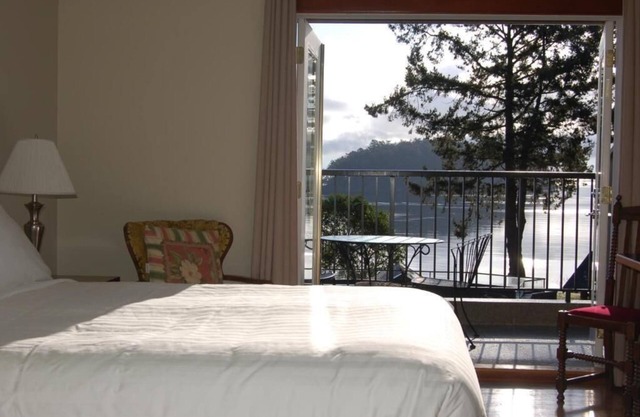 Mayne Island Resort - Waterview King Room 1