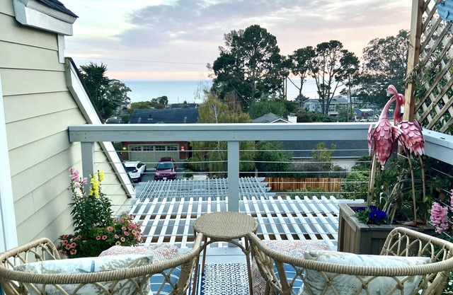 Oceanview Penthouse, Stylish & Walking to Beach