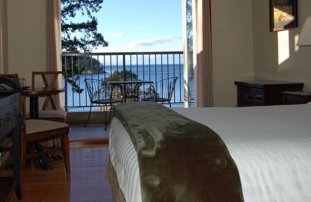 Mayne Island Resort - Waterview Queen Room 1