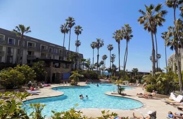Oceanview Resort with direct Beach Access & Pool!