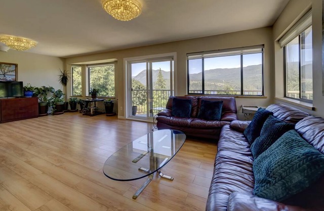 Oceanview, Spacious, Private house heart of Sechelt