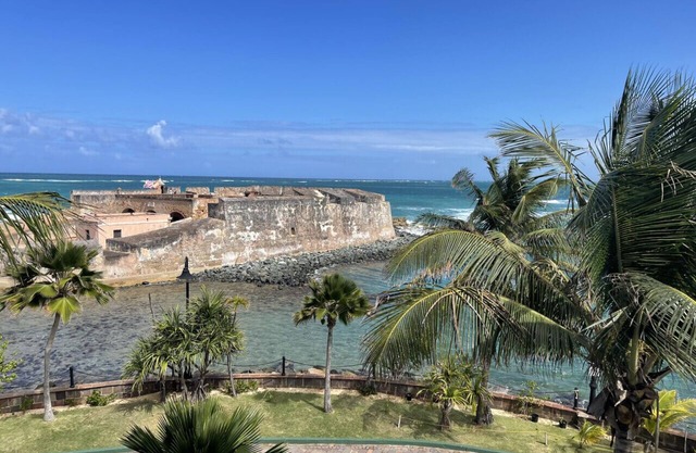 Lagoon Villas: Oceanview Sub Penthouse, Walk to Beach & Pool