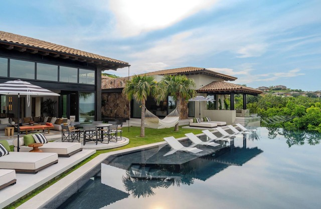 Oceanview Villa | 25 Guests | Gym & Jacuzzi | Expansive Pool w/ Bar | Gourmet Cuisine