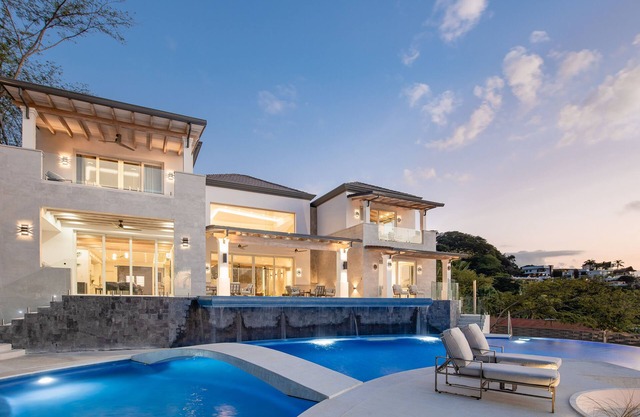 Oceanview Villa w/ water slide, 2 golf carts, deluxe breakfast, HK included