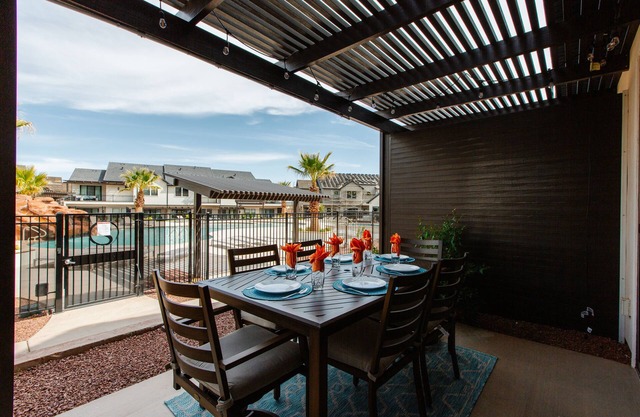 Atemberaubende neue 3 bd 3. 5 bth Poolside Townhome mit Duell-Spielekonsolen, Tischtennis und vielem mehr!