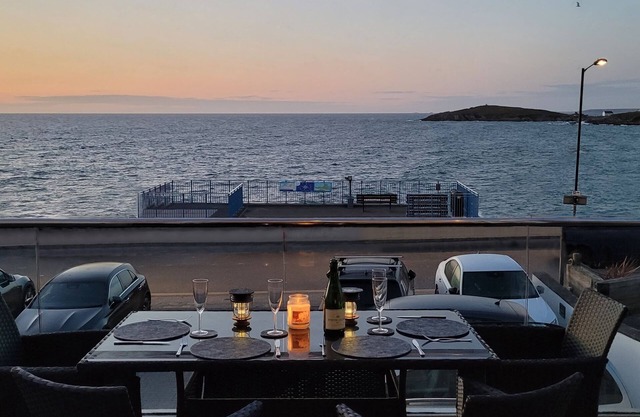 June discounts! Luxury apartment, stunning views overlooking Fistral Beach.