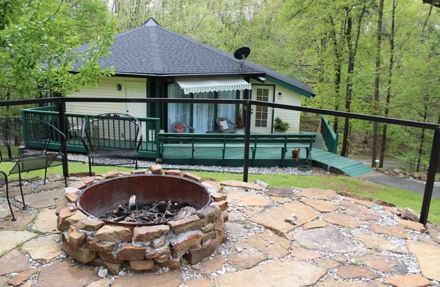 Darling secluded Bungalow in the woods great for Fall bookings! Book Now!