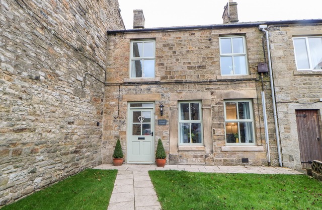 OCTOBER COTTAGE, pet friendly in Middleton-In-Teesdale