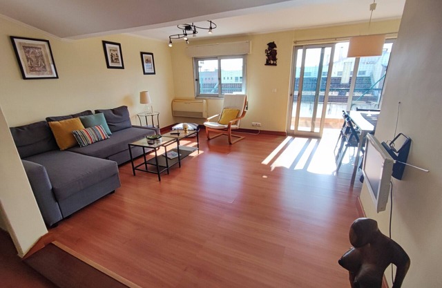 Oeiras, 2 bedroom apartment w/ balcony and barbecue next to Parque dos Poetas