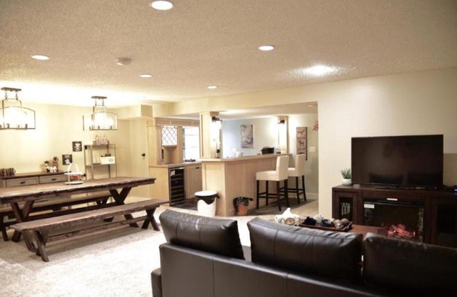 OFF CAMPUS UC Room