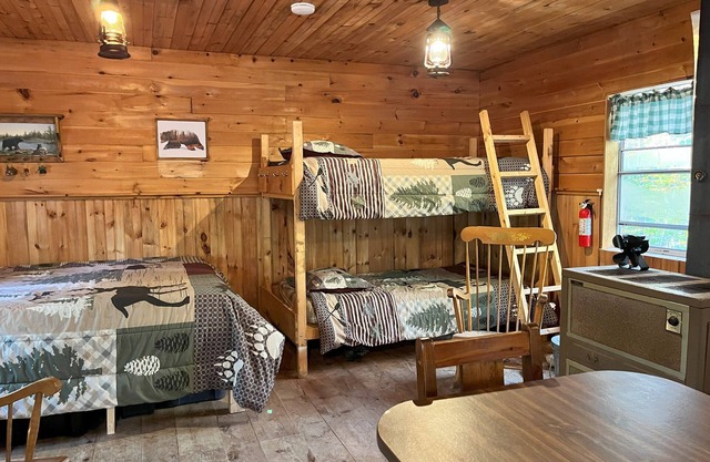 Off Grid Cabin Adventure Getaway-ATV & Snowmobile Haven