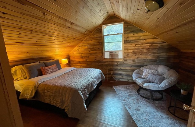 Off-Grid Cabin, hiking trails nearby and minutes away from a local brewery!