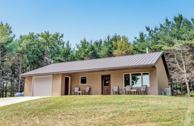 Off-Grid Family Farmstead Retreat. Farm Tours + Animal Feeding, Pet Friendly!