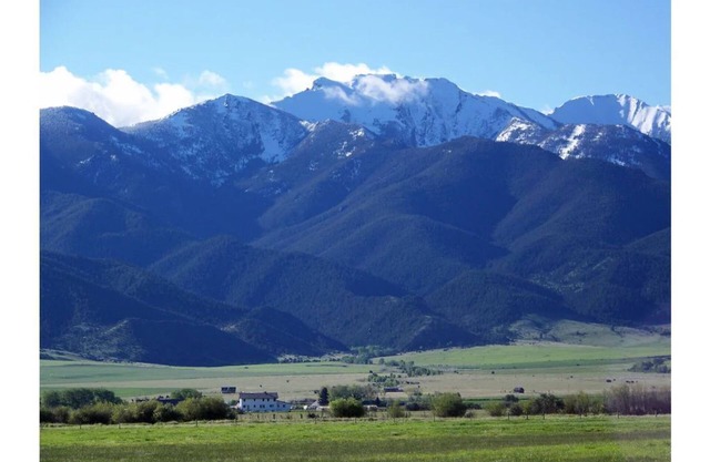 Off-grid farm stay with million-dollar mountain views!