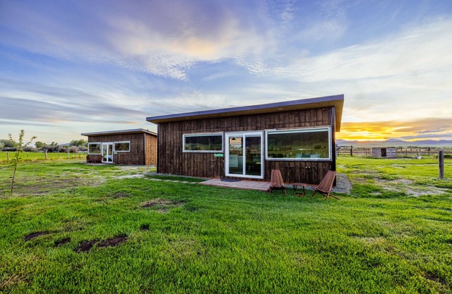 Off-grid farm stay with spectacular mountain views!