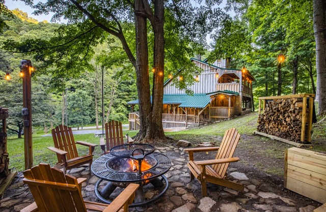OFF GRID GETAWAY! BRING ATV..Mountain cabin close to New River Gorge.